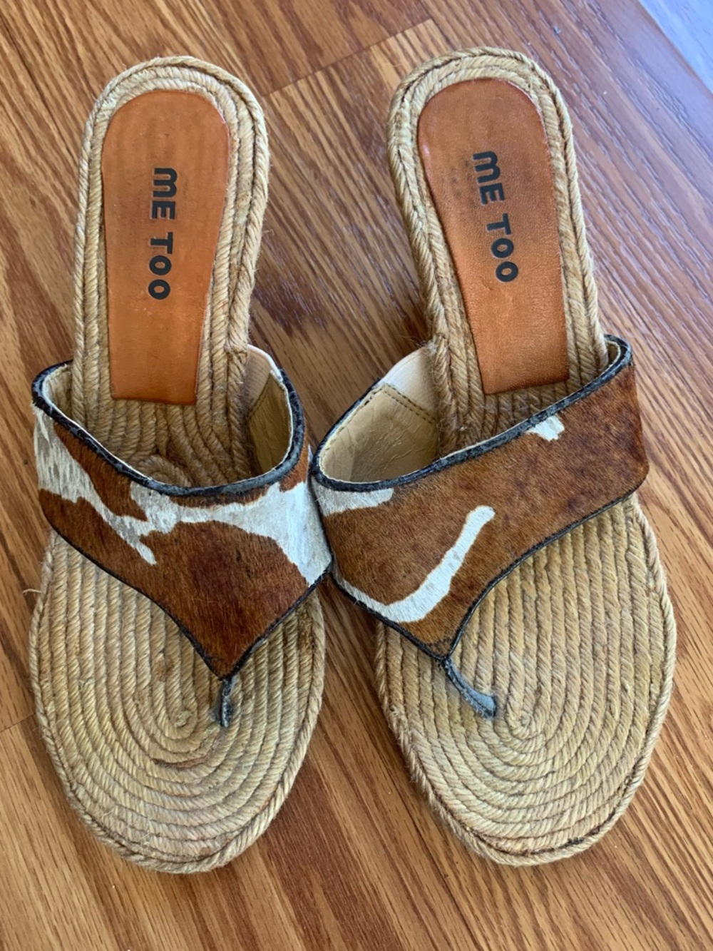 me too Brown and White Cowhide Rope-Detail Thong Sandals